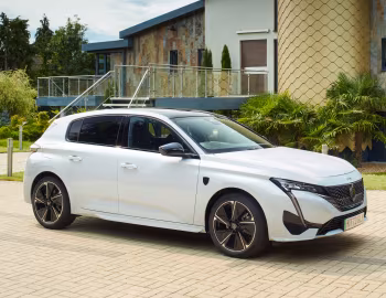 Peugeot E-308 GT [UK-spec] '2023–pr.