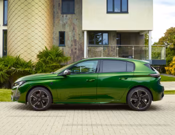 Peugeot E-308 GT [UK-spec] '2023–pr.