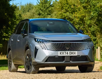 Peugeot 5008 GT Hybrid [UK-spec] '2024–pr.