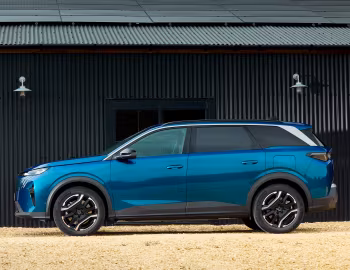 Peugeot E-5008 Allure [UK-spec] '2024–pr.