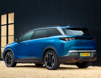 Peugeot E-5008 Allure [UK-spec] '2024–pr.