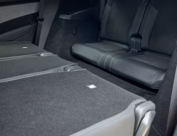 Інтер'єр Peugeot E-5008 GT [UK-spec] '2024–н.ч.