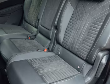 Інтер'єр Peugeot E-5008 GT [UK-spec] '2024–н.ч.