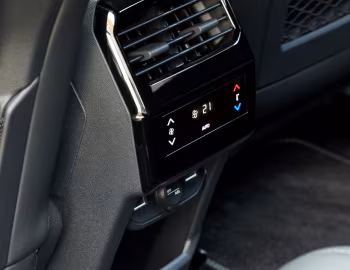 Інтер'єр Peugeot E-5008 GT [UK-spec] '2024–н.ч.
