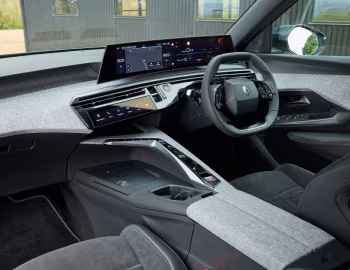 Інтер'єр Peugeot E-5008 GT [UK-spec] '2024–н.ч.