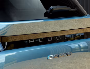 Peugeot E-5008 GT [UK-spec] '2024–pr.