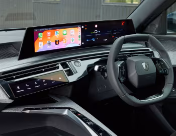 Інтер'єр Peugeot E-5008 GT [UK-spec] '2024–н.ч.