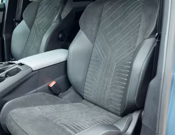 Інтер'єр Peugeot E-5008 GT [UK-spec] '2024–н.ч.