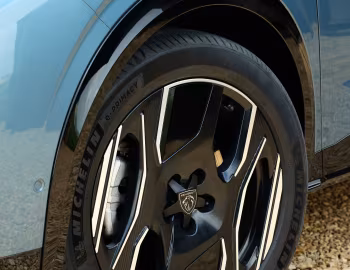 Peugeot E-5008 GT [UK-spec] '2024–н.ч.