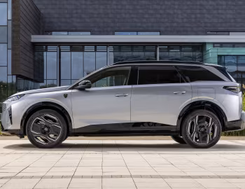 Peugeot E-5008 GT Dual Motor [UK-spec] '2025–pr.