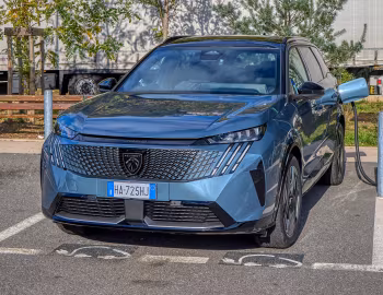 Peugeot E-5008 GT Long Range [Worldwide] '2024–pr.