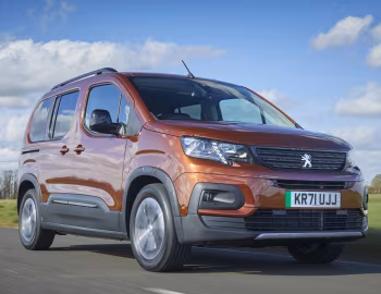 Peugeot e-Rifter GT [UK-spec] '2022–23
