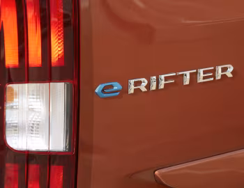 Peugeot e-Rifter GT [UK-spec] '2022–23