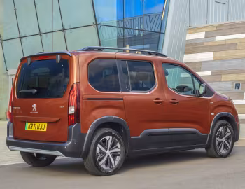 Peugeot e-Rifter GT [UK-spec] '2022–23