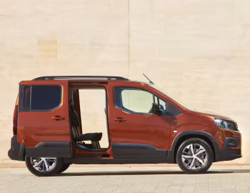 Peugeot e-Rifter GT [UK-spec] '2022–23