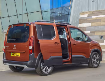 Peugeot e-Rifter GT [UK-spec] '2022–23