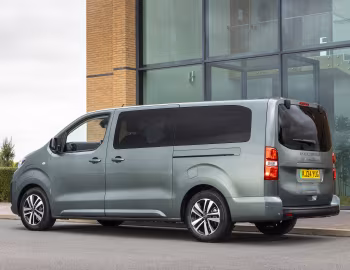 Peugeot e-Traveller long [UK-spec] '2024–pr.