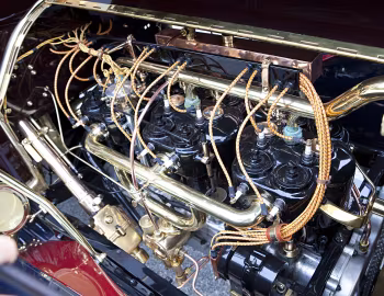 Пад капотам 1910–11 Pierce-Arrow Model 48 Touring