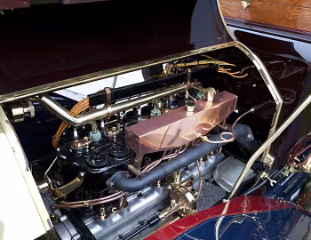 Пад капотам 1910–11 Pierce-Arrow Model 48 Touring