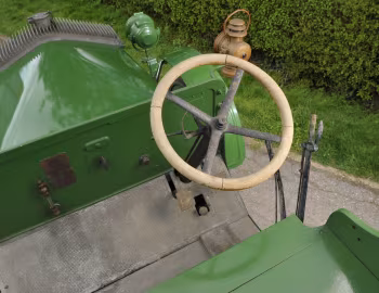 Interior Pierce-Arrow Model R-8 Lorry '1917