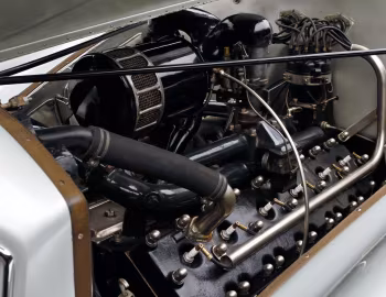 Пад капотам 1933 Pierce-Arrow Silver Arrow