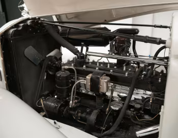 Пад капотам 1934 Pierce-Arrow Silver Arrow Coupe (840A)