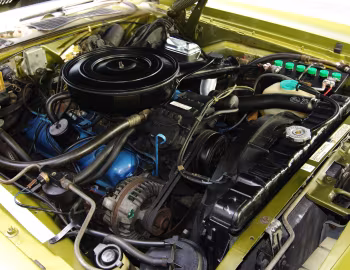 Bajo el capó 1974 Plymouth Barracuda '1974