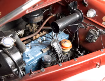 Bajo el capó 1940 Plymouth DeLuxe Coupe (P10)