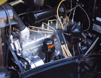 Bajo el capó 1937 Plymouth PT50 Pickup (K-82-LR)