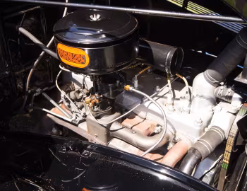 Bajo el capó 1937 Plymouth PT50 Pickup (K-82-LR)