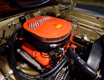 Bajo el capó 1970 Plymouth Road Runner 440+6 Convertible (FR2 RM27)