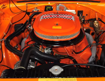 Bajo el capó 1970 Plymouth Road Runner 440+6 Hardtop Coupe (FR2 RM23)