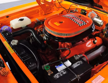 Bajo el capó 1970 Plymouth Road Runner 440+6 Hardtop Coupe (FR2 RM23)