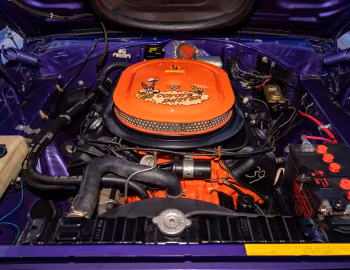 Bajo el capó 1970 Plymouth Road Runner Hemi Hardtop Coupe (FR2 RM23)