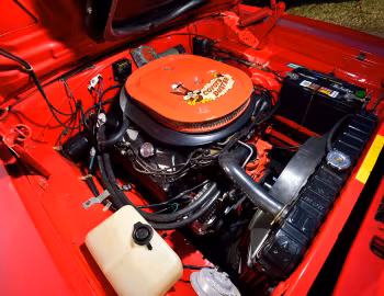 Bajo el capó 1970 Plymouth Road Runner Hemi Hardtop Coupe (FR2 RM23)