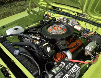 Bajo el capó 1970 Plymouth GTX (FR2-RS23)