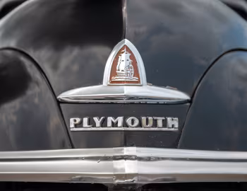 Logotipo 1948 Plymouth Special DeLuxe Club Coupe (P15C) '12.1947–48