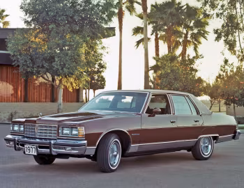 1977 Pontiac Bonneville Brougham Sedan (2B Q69)