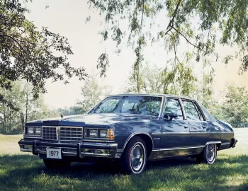 1977 Pontiac Bonneville Brougham Sedan (2B Q69)