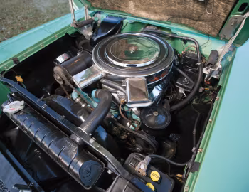 Bajo el capó 1958 Pontiac Bonneville Custom Tri-Power Sport Coupe (2547SD)