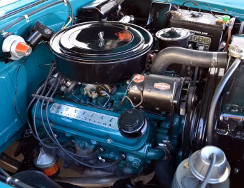 Bajo el capó 1955 Pontiac Star Chief Custom Catalina (2837SD)