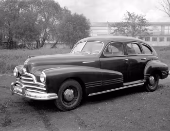 Pontiac Streamliner Six 4-door Sedan [Sweden] (47-2609) '1947