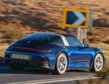 Porsche 911 Targa 4 GTS [UK-spec] (992) '2024–pr.