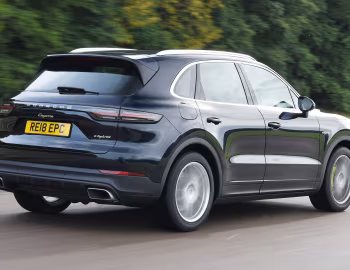Porsche Cayenne E-Hybrid [UK-spec] (PO536) '2018–23