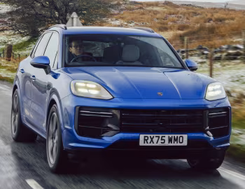 Porsche Cayenne Turbo E-Hybrid [UK-spec] '2023–pr.