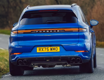 Porsche Cayenne Turbo E-Hybrid [UK-spec] '2023–pr.