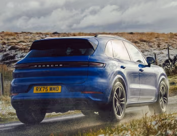 Porsche Cayenne Turbo E-Hybrid [UK-spec] '2023–pr.