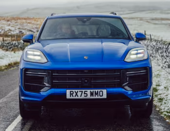 Porsche Cayenne Turbo E-Hybrid [UK-spec] '2023–pr.