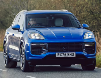 Porsche Cayenne Turbo E-Hybrid [UK-spec] '2023–pr.