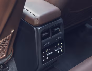 Interior 2025–pr. Porsche Macan 4 [North America] '2024–pr.